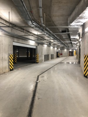 Ворота в подземном паркинге
